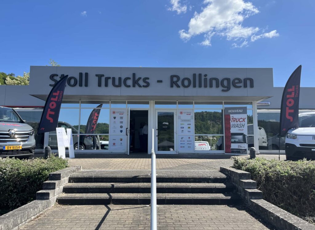 Vue extérieure de l'entrée de l'agence Stoll Trucks à Rollingen
